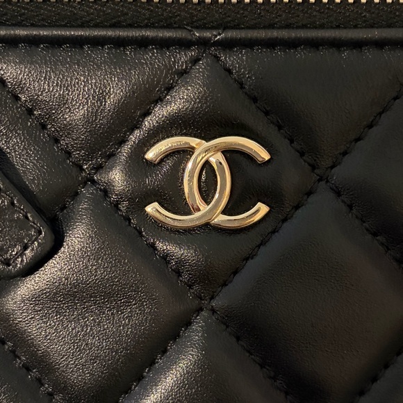 Chanel Black Quilted East/West Vanity Case with Crossbody Bag with Gold Chain - Picture 2 of 13